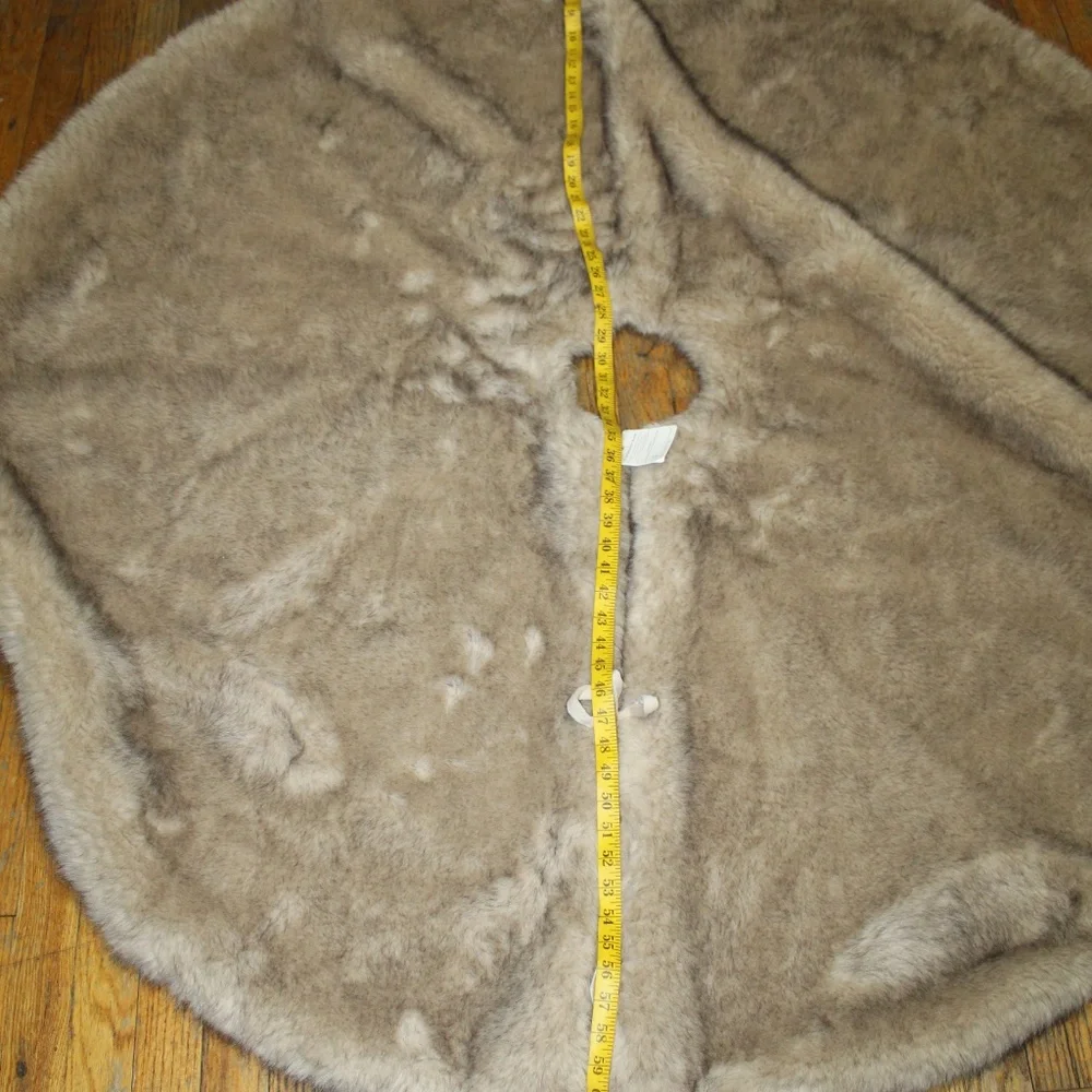 Pottery Barn. Faux Mink Tree Skirt. Sz. 60